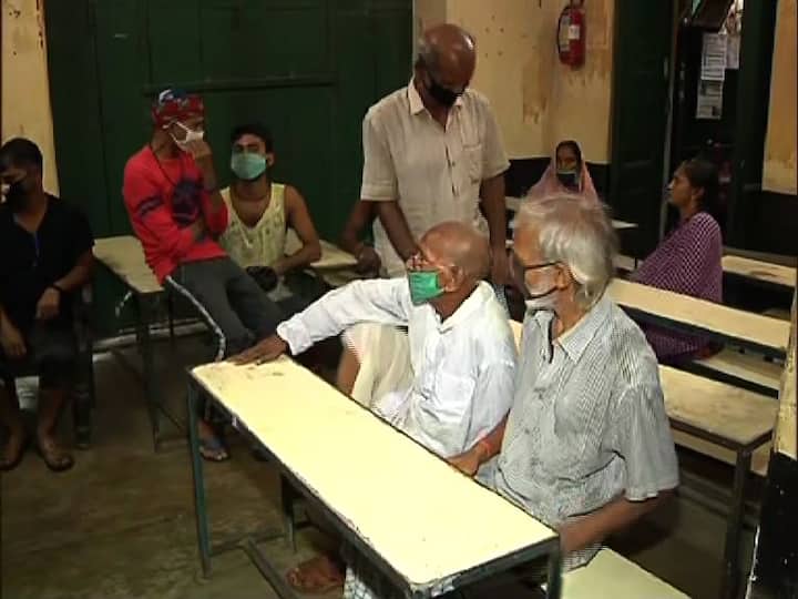 ঘূর্ণিঝড় উমপুন মোকাবিলা তৎপর কলকাতা পুরসভা। কলকাতা পুরসভার ২৪ নম্বর ওয়ার্ডের জোড়াবাগান এলাকায় চিহ্নিত করা হয় ৩টি বিপজ্জনক বাড়ি। বাসিন্দাদের সরানো হয়েছে স্থানীয় একটি স্কুল ও কমিউনিটি সেন্টারে। করোনা আবহে থার্মাল গান দিয়ে প্রত্যেকের শরীরের তাপমাত্রা মাপার পর রাখা হয়েছে সামাজিক দূরত্ব মেনে।