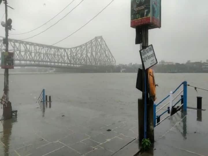 ঘূর্ণিঝড় উমপুনের প্রভাবে জলের তোড়ে ভেসে গেল হাওড়া ফেরিঘাট। লঞ্চগুলিকে চেনের সাহায্যে বেঁধে রাখা হয়। এদিন হাওড়া ঘাট, তেলকল ঘাট ও রামকৃষ্ণপুর ঘাট পরিদর্শন করেন মন্ত্রী অরূপ রায়। ঘূর্ণিঝড় মোকাবিলায় প্রশাসন প্রস্তুত বলে তিনি জানান। 