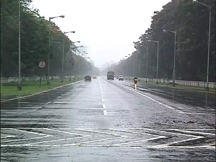 তাই আগে থেকেই প্রস্তুত কলকাতা পুলিশ ও প্রশাসন। বিভিন্ন থানাকে সতর্ক থাকতে বলা হয়েছে। নজরদারি চলছে নদীতে। বিপজ্জনক বাড়ি খালি করতে প্রচার চালাচ্ছে পুরসভা। 