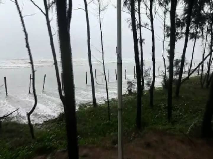 পূর্ব মেদিনীপুরের হলদিয়ায় উমপুনের প্রভাব। সকাল থেকে ঝোড়ো হাওয়া। সঙ্গে বিক্ষিপ্তভাবে ভারী বৃষ্টি। হলদি নদীর জলস্তর বাড়ছে। নদীর ওপারে নয়াচর থেকে প্রায় এগারোশো মানুষকে নিরাপদ আশ্রয়ে সরিয়ে নিয়ে যাওয়া হয়েছে। সতর্ক করা হয়েছে উপকূলবর্তী এলাকার বাসিন্দাদের। এলাকায় নজরদারি চালাচ্ছে পুলিশ। হলদিয়া পুরসভার পক্ষ থেকে প্রস্তুত রাখা হয়েছে বিপর্যয় মোকাবিলা দলকে। হলদিয়া বন্দরের ১২টি বার্থে কাজ বন্ধ। শিল্প সংস্থাগুলির গ্যাস নিগর্মন ব্যবস্থা সহ নিরাপত্তার সমস্ত দিক খতিয়ে দেখা হচ্ছে। 
