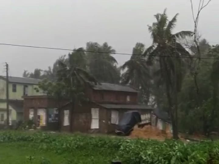 পূর্ব মেদিনীপুরের কাঁথি পুরসভা এলাকায় মাটির ও ভগ্নপ্রায় বাড়ি থেকে সরানো হয় বাসিন্দাদের। নিয়ে যাওয়া হয় সরকারি স্কুলগুলিতে। থাকা-খাওয়ার ব্যবস্থা করেছে কাঁথি পুরসভা। 