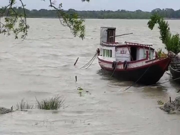 উত্তর ২৪ পরগনার হিঙ্গলগঞ্জে রাত থেকেই শুরু হয়েছে বৃষ্টি। সকাল থেকেই বইতে শুরু করেছে ঝোড়ো হাওয়া। ফেরি চলাচল বন্ধ। ইছামতী নদীতে জলোচ্ছ্বাস। এলাকায় দোকানপাট খোলেনি। রাস্তা শুনশান। 