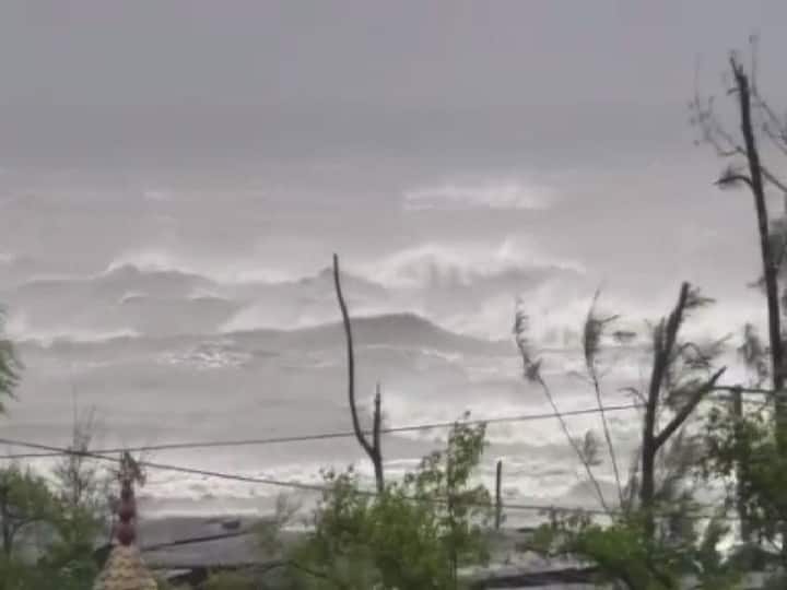 দক্ষিণ ২৪ পরগনার বকখালি, কাকদ্বীপ, নামখানা, ফ্রেজারগঞ্জে সকাল থেকে টানা বৃষ্টি। গতকাল রাতেও বৃষ্টি হয়েছে। প্রবল বেগে বইছে ঝোড়ো হাওয়া। দোকানপাট খোলেনি। রাস্তাও ফাঁকা। 