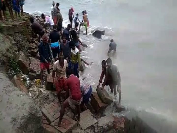 দক্ষিণ ২৪ পরগনার কুলতলির দেউলবাড়ি-দেবীপুর এলাকায় জলের তোড়ে ভাঙল মাতলা নদীর বাঁধ। নদীর ধার থেকে আগেই সরানো হয় আশপাশের গ্রামের হাজারখানেক বাসিন্দাকে। সরিয়ে নিয়ে যাওয়া হয় গবাদি পশুদের। সকালে ত্রাণ শিবিরে আশ্রয় নেন। বাঁধ সারানোর কাজে প্রশাসনের সঙ্গে হাত লাগান স্থানীয়রাও। 