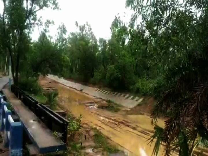 বীরভূমে সকাল থেকে বৃষ্টি। সঙ্গে দমকা হাওয়া। সাঁইথিয়া, দুবরাজপুর সহ বিভিন্ন জায়গায় দোকানপাট খোলা থাকলেও, মানুষজনের দেখা মেলেনি। 