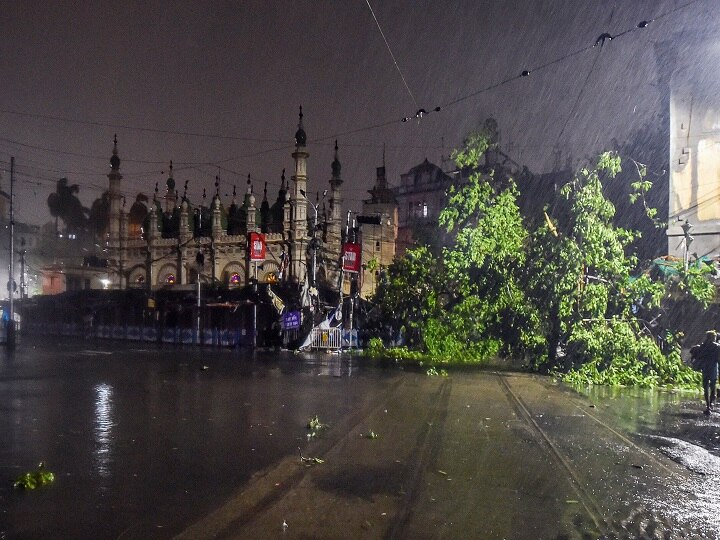 বুধবার কলকাতা এবং উপকূলবর্তী এলাকায় বিধ্বংসী দাপট দেখাল উমপুন। সেইসঙ্গে অনেকের প্রাণও কাড়ল এই ঘূর্ণিঝড়।