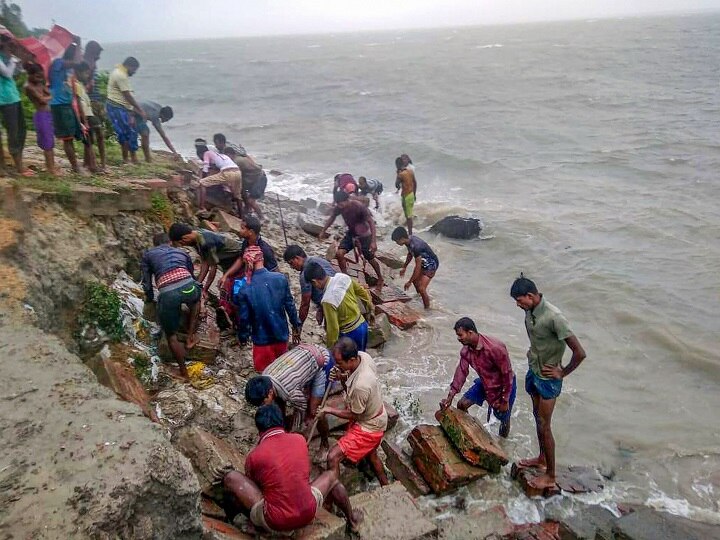 দক্ষিণ ২৪ পরগনার কাকদ্বীপ, পাথরপ্রতিমায় ভেঙে গিয়েছে বাঁধ! কচুবেড়িয়ায় ভেঙেছে জেটি। উত্তর চব্বিশ পরগনার হিঙ্গলগঞ্জে ক্ষতিগ্রস্ত হয়েছে বেশ কয়েকটি বাঁধ।
