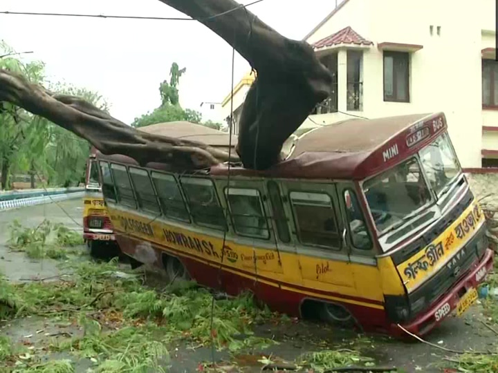 Images of destruction of Cyclone Amphan still haunting Kolkata even after 2 days ২দিন পার, এখনও স্পষ্ট কলকাতা-জুড়ে এখনও উমপুনের ধ্বংসের ছবি