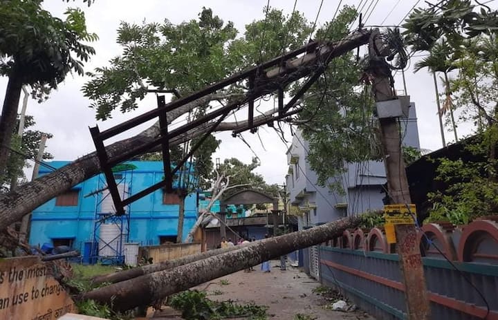 উমপুনের জেরে কলকাতায় হাওয়ার গতিবেগ ছিল সর্বোচ্চ ১০৫ কিলোমিটার প্রতি ঘণ্টা। 