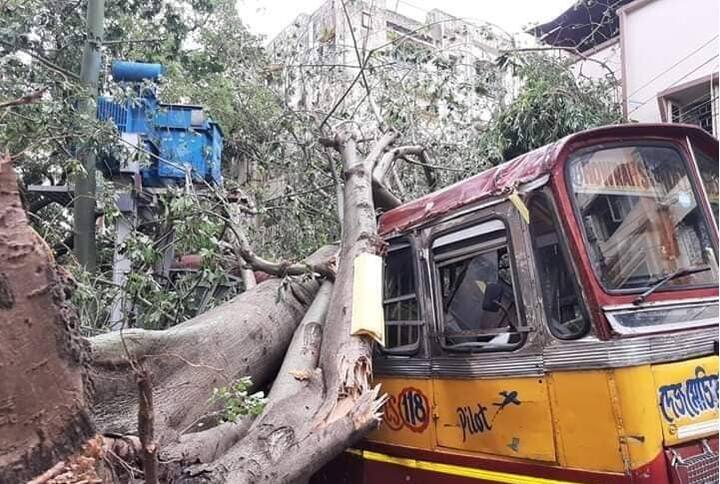 দমদম সংলগ্ন এলাকায় বেগ আরও বাড়ে। হাওয়ার সর্বোচ্চ গতিবেগ ছিল ১৩৩ কিলোমিটার প্রতিঘণ্টা। ডুবেছে বিমানবন্দর। জল থৈ থৈ গোটা রানওয়ে। 
