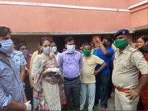 স্বামী নিখিলকে নিয়ে উমপুন-বিধ্বস্ত বসিরহাটে নুসরত, বিলি করলেন ত্রাণ, দেখুন ছবি