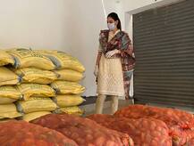 স্বামী নিখিলকে নিয়ে উমপুন-বিধ্বস্ত বসিরহাটে নুসরত, বিলি করলেন ত্রাণ, দেখুন ছবি