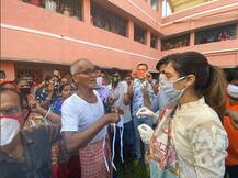 স্বামী নিখিলকে নিয়ে উমপুন-বিধ্বস্ত বসিরহাটে নুসরত, বিলি করলেন ত্রাণ, দেখুন ছবি