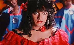 আমির খান- বলিউডের মিস্টার পারফেকসানিষ্ট পঞ্চাশ পেরিয়েও সমান জনপ্রিয় দর্শকদের মধ্যে। কলেজ বয় থেকে রোম্যান্টিক হিরো, বিভিন্ন চরিত্রে বহুবার মন কেড়েছেন দর্শকদের। কিন্তু এই আমির খানই রুপোলি পর্দায় দর্শকদের সামনে এসেছিলেন নারী-বেশে! ১৯৯৫ সালে বাজি ছবিতে একটি দৃশ্যে মেয়ে সেজেছিলেন আমির খান!