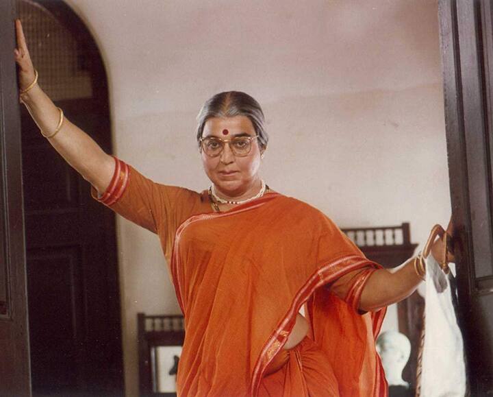 কমল হাসান- চাচি ৪২০ ছবিতে প্রধান ভূমিকায় ছিলেন কমল হাসান। তিনি গোটা ছবির বেশিরভাগটাই নারীর পোশাকে ছিলেন। চাচির ভূমিকায় তাঁর সাবলীল অভিনয় অত্যন্ত জনপ্রিয় হয়েছিল।