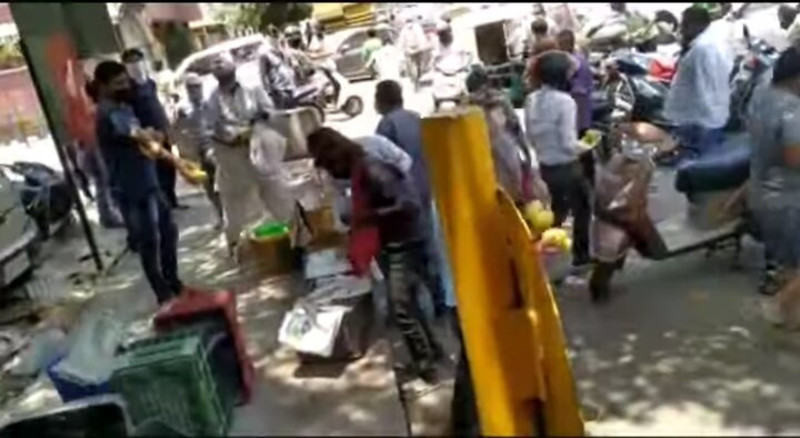 Delhi Crowd Loots Mangoes Worth Thousands From Street Vendor দেখুন ভিডিও, দিল্লিতে ফল বিক্রেতার ঠেলাগাড়ি থেকে ৩০ হাজার টাকার আম লুঠ করে নিল জনতা