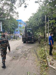ছবিতে দেখুন: উমপুনের তাণ্ডবে বেসামাল কলকাতা, এনডিআরএফের সঙ্গে গাছ সরাচ্ছে সেনা...