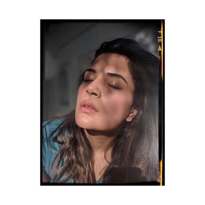 সোশ্যাল মিডিয়াতেও প্রচুর সময় কাটাচ্ছেন রিচা