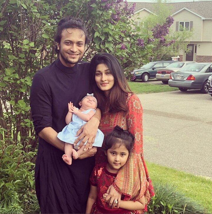 স্ত্রী শিশির, মেয়ে ও সদ্যোজাত পুত্রকে নিয়ে ছবি পোস্ট করে শুভেচ্ছা জানালেন বাংলাদেশের তারকা অলরাউন্ডার শাকিব আল হাসান।