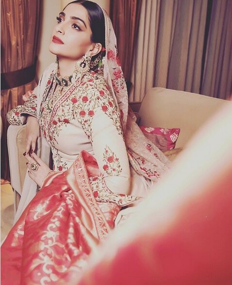 ইনস্টাগ্রামে এই ছবি দিয়ে সোনম লিখলেন, ঈদের শুভেচ্ছা সকলকে।