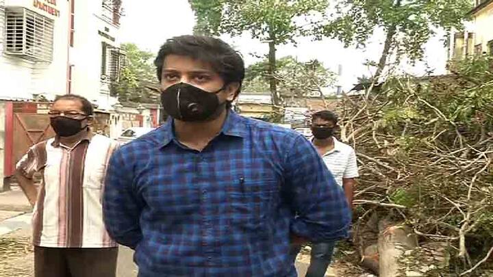 পুরসভার হিসেব অনুযায়ী শহরে পড়ে গিয়েছে প্রায় আড়াই হাজার বিদ্যুতের খুঁটি। যুদ্ধকালীন তৎপরতায় চলছে আলো ফেরানোর কাজ। আর সেই কাজে সামনের সারিতে কলকাতা পুরসভার আলো বিভাগের অ্যাসিস্ট্যান্ট ইঞ্জিনিয়ার মিঠুন মিত্র। মিঠুনের বাড়ি আলিপুরে। ঝড়ের সেই রাত থেকেই বাইক নিয়ে চষে বেড়াচ্ছেন শহর।