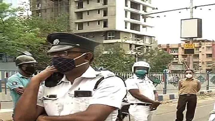 পরিস্থিতি মোকবিলায় ওসিকে সহযোগিতা করছেন টালিগঞ্জ ট্রাফিক গার্ডের অ্যাডিশনাল ওসি, পুলকেশ চৌধুরী।