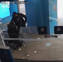 সিডনির এটিএমে হুইলচেয়ারে আসা ব্যক্তির অর্থ ছিনতাই, নিন্দা গ্লেন ম্যাক্সওয়েল, ড্যামিয়েন মার্টিনের