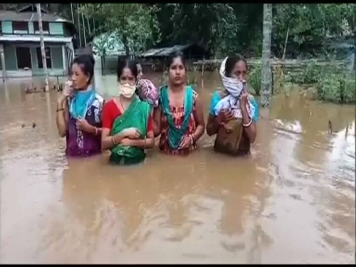 গত ১৫ মে থেকে প্রবল বর্ষণ অসমের বিভিন্ন এলাকায়। তার জেরে হু হু করে বাড়ছে ব্রহ্মপুত্রের জল। ইতিমধ্যেই ব্রহ্মপুত্র নদের জল প্লাবিত করেছে অসমের ৫টি জেলা।