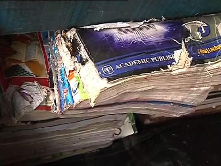 ঘূর্ণিঝড় উমপুনের তাণ্ডবের পর বিধ্বস্ত কলেজ স্ট্রিটের বইপাড়া।