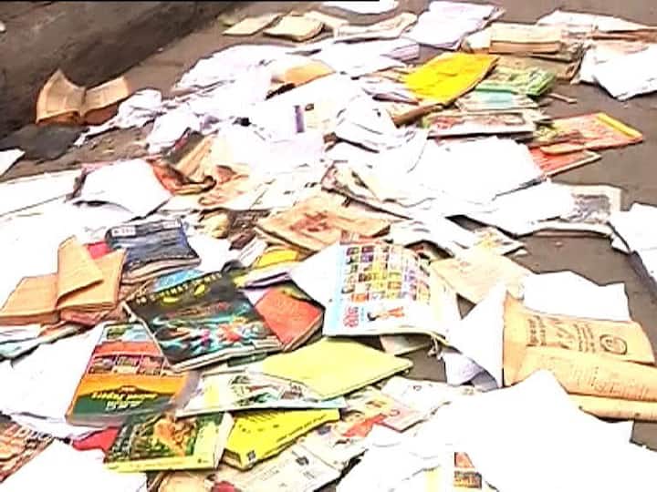 ফুটপাথে ডাঁই করে রাখা পাঠ‍্যপুস্তক, সহায়িকা থেকে সাহিত্য গ্রন্থ।