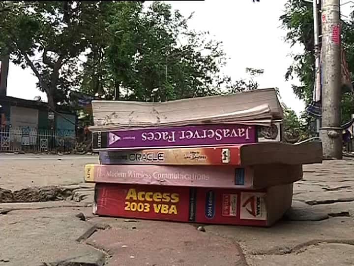 আর কোনওদিনই হয়ত পড়ুয়াদের টেবিলে পৌঁছবেনা এই বইগুলি।