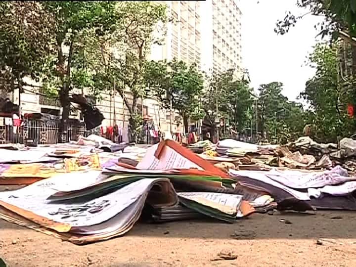 লকডাউন থাকায় ঝড়ের সতর্কতা পেয়েও আসতে পারেননি। ফলে সরানো যায়নি বই। 