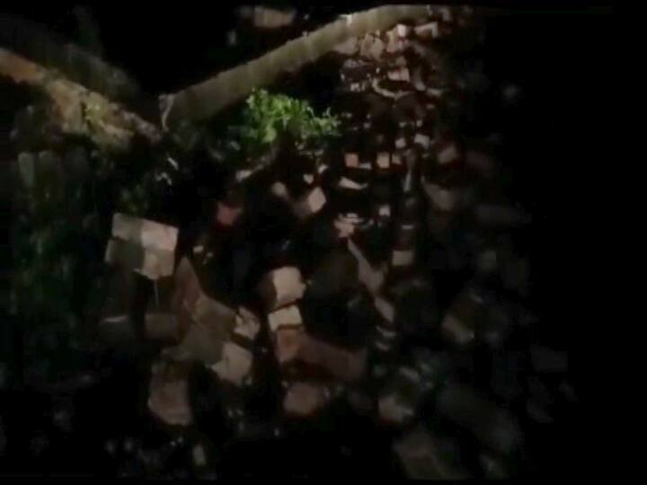 গতকাল বিকেলে শুরু হয় বৃষ্টি। সঙ্গে দমকা ঝোড়ো হাওয়া। ঝড়ের দাপটে বাড়ির পাঁচিল ভেঙে আহত হন ৬ জন। হাড়োয়া ব্লক প্রাথমিক স্বাস্থ্যকেন্দ্রে নিয়ে গেলে বছর চল্লিশের মোহর আলি মোল্লাকে মৃত ঘোষণা করেন চিকিত্সকরা। ২ মহিলা সহ ৫ জন কলকাতার আরজি কর মেডিক্যাল কলেজ হাসপাতালে ভর্তি।