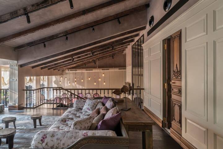 প্রতিটি দেওয়ালের রঙে বিশেষ টেক্সচার দেওয়া হয়েছে। বাংলোর প্রতিটি আসবাব বিশেষভাবে অর্ডার দিয়ে বানানো যা পৃথিবীর অন্য কোথাও দেখা যাবে না।