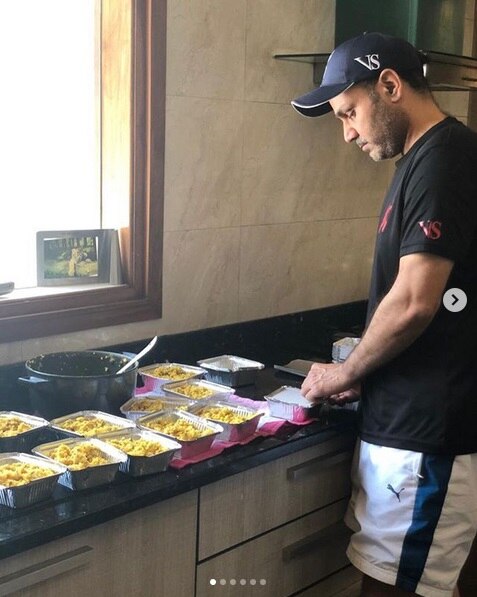 Virender Sehwag and his family prepare food for migrant workers  নিজে হাতে রান্না করে পরিযায়ী শ্রমিকদের খাওয়াচ্ছেন সহবাগ