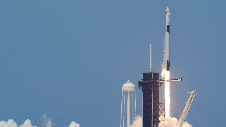 History in the making: SpaceX propels two NASA astronauts into orbit বিরল কৃতিত্ব 'স্পেস এক্স'-এর, প্রথম বেসরকারি রকটে চেপে মহাকাশে মানুষ পাঠাল নাসা, অভিনন্দন ট্রাম্পের