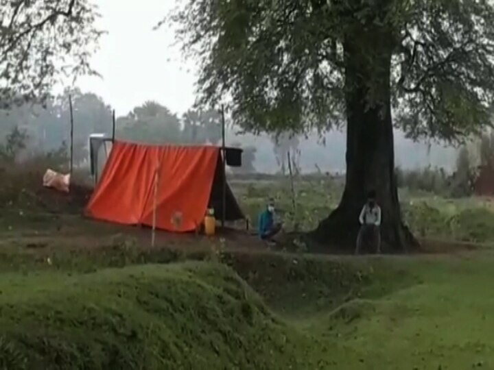 2 migrant workers home quarantined under tree in away from village কাঁচা মাটির ঘরে নেই ব্যবস্থা, গ্রাম থেকে দূরে গাছতলায় তাঁবু খাটিয়ে 'হোম কোয়ারান্টিন' দুই পরিযায়ী শ্রমিকের