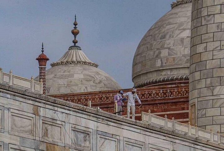 Taj Mahal's marble railings damaged as thunderstorm lashes Agra ১২৪ কিমি বেগে ঝড়ের তাণ্ডব আগরায়, ভেঙে পড়ল তাজমহলের রেলিংয়ের একাংশ, ক্ষতি গেট, সিলিংয়ের