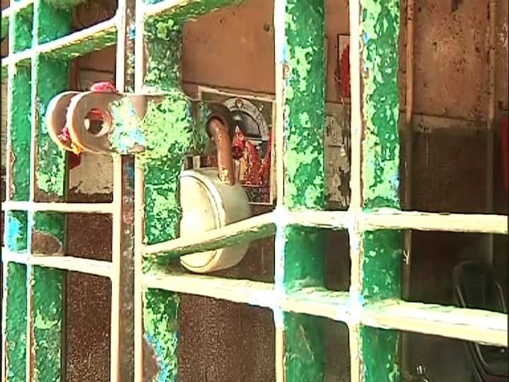 তালাবন্ধ কালীঘাট মন্দিরের দরজা। কবে খুলবে মন্দির, আলোচনা করে, তবেই সিদ্ধান্ত নেবে কর্তৃপক্ষ।