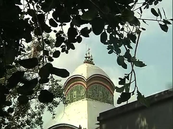 আজ থেকে কলকাতা সহ রাজ্যের বিভিন্ন অঞ্চলে খুলে যাওয়ার কথা মন্দিরের দরজা। কিন্তু অনেক মন্দিরের দরজা আজ খুললও না। যেমন কালীঘাটের মন্দির।