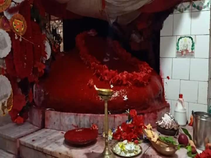 সাঁইথিয়ার নন্দিকেশ্বরী মন্দিরও খুলে গেল। ঠাকুরমশাইয়ের হাতে স্যানিটাইজার। দেওয়া হবে না কপালে ফোঁটা। করোনা-বিধি মেনে সোশ্যাল ডিসট্যান্সিংয়ের ব্যবস্থা। দেওয়া হবে না স্নানজল।