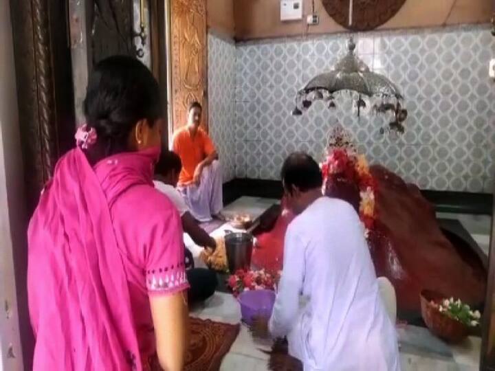 লাভপুরে ফুল্লরা মায়ের মন্দিরে ভক্তদের মুখে মাস্ক, তবে আর কোনও সতর্কতা অবলম্বন করা হয়নি।