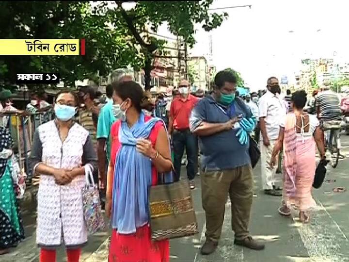 দমদম চিড়িয়া মোড়ে বিটি রোডে বাসের অপেক্ষায় যাত্রীরা। মানা হচ্ছে না দূরত্ব-বিধি।  করোনা বিধি শিকেয় তুলে চলছে যাতায়াত।