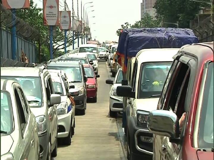 আনলক ওয়ানের প্রথম দিনেই গাড়ির লম্বা লাইন চিত্পুর লকগেট উড়ালপুলে। 