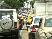 কেউ মাস্ক পরছে ক্যামেরা দেখে, কেউ পিপিই পরে রাস্তায় ! আনলক ওয়ানে শহরের চমকে দেওয়া ছবি