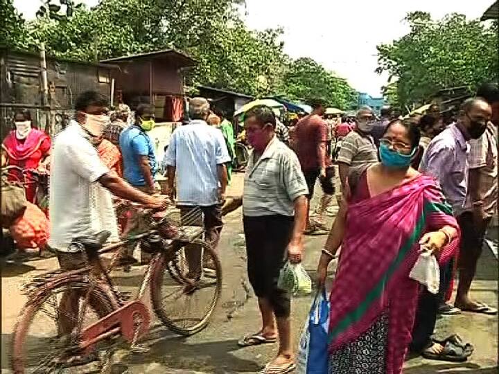 বাগমারিতে বাজারে দূরত্ব-বিধির বালাই নেই। সংকীর্ণ রাস্তায় ভিড় করেছেন স্থানীয় বাসিন্দারা। মাস্ক ছাড়াই দেখা গেল অনেককে। 