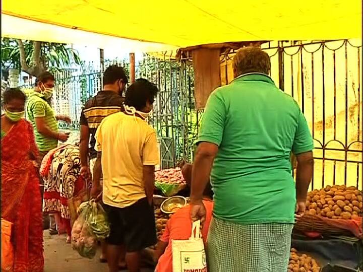 দূরত্ব বিধি ভুলে পাশাপাশি দাঁড়িয়েই চলছে দরদাম।