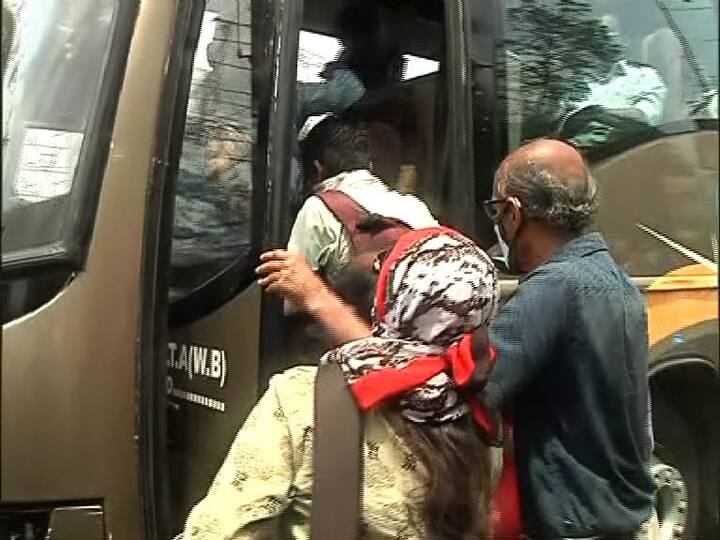 সকালে এয়ারপোর্ট এক নম্বর গেটে অফিস যাত্রীদের ভিড়। তবে পর্যাপ্ত বাস নেই।এনিয়ে ক্ষোভ উগরে দিয়েছেন যাত্রীরা। 