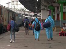 কেউ মাস্ক পরছে ক্যামেরা দেখে, কেউ পিপিই পরে রাস্তায় ! আনলক ওয়ানে শহরের চমকে দেওয়া ছবি