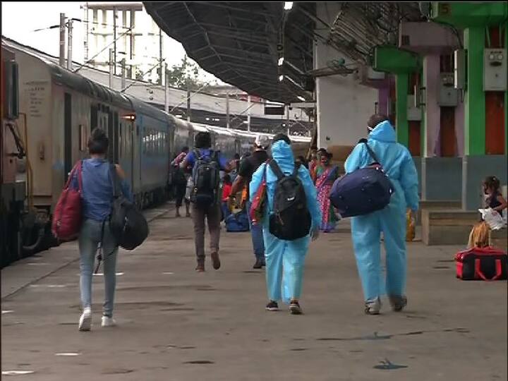 ৭১ দিন পর নির্ধারিত সূচি মেনে আজ থেকে দেশজুড়ে চালু হল দূরপাল্লার ট্রেন চলাচল। প্রতিদিন চলবে ২০০টি ট্রেন। হাওড়া স্টেশন থেকে সকাল ৬টা ২৫ মিনিটে ছাড়ে ওড়িশাগামী হাওড়া-বারবিল জনশতাব্দী এক্সপ্রেস। ভোর ৫টা থেকেই আসতে শুরু করেন যাত্রীরা। স্টেশনের বাইরেই টিকিট পরীক্ষা হয়। পরীক্ষা করা হয় আধার ও ভোটার কার্ড। স্যানিটাইজার ব্যবহারের পর, থার্মাল গান দিয়ে যাত্রীদের শরীরের তাপমাত্রাও মাপা হয়। এক মহিলা সহ দুই যাত্রী পিপিই পরে ট্রেন ওঠেন। 